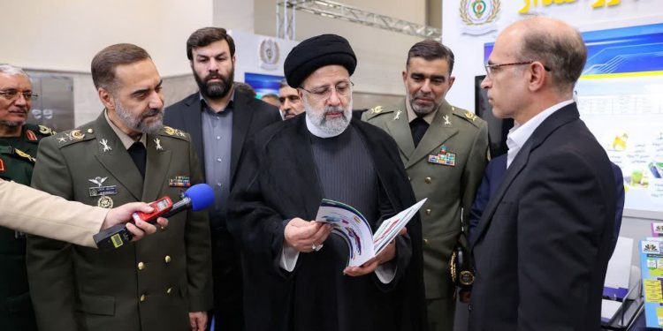 بازدید رییس جمهور از نمایشگاه دستاوردهای فناورانه وزارت دفاع